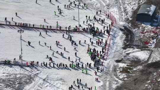 冬季旅游 滑雪场传送带人群 冰雪运动