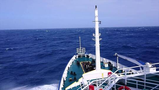 南极科考船乘风破浪航行