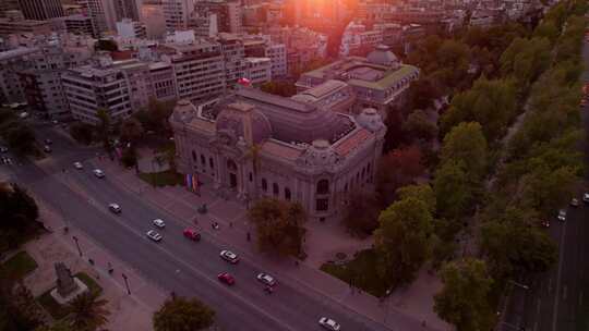 黄金时刻太阳升起在圣地亚哥上空智利市中心美术博物馆空中无人机在上空飞行