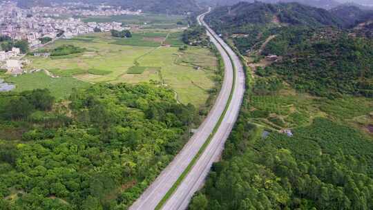 航拍穿过乡村的高速公路