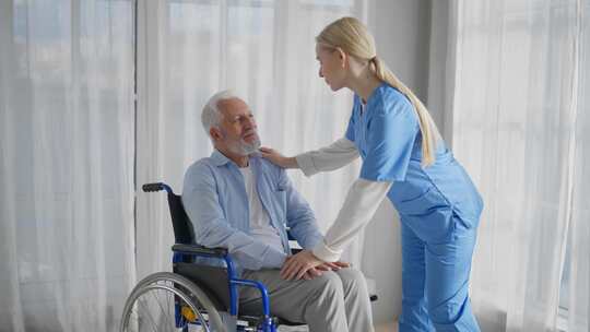 女护士照顾坐轮椅的老人女社会福利工作者理视频素材模板下载