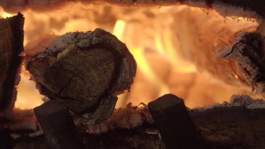 壁炉里燃烧发光的木头，特写延时拍摄