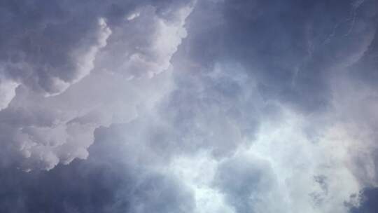 狂风暴雨天气电闪雷鸣乌云翻滚