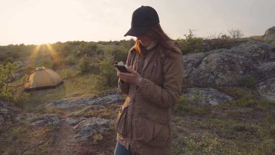 一个年轻的女旅行者在峡谷的山上散步