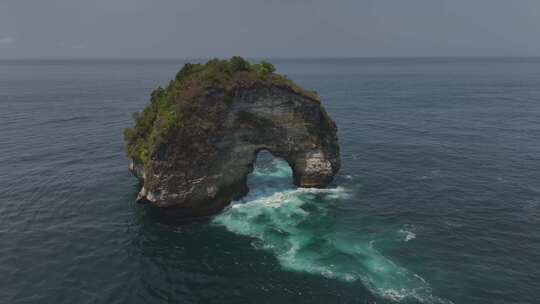 HDR印尼佩尼达岛航拍岛屿海蚀洞风光