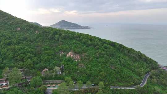 连云港连岛苏马湾山林中的沿海公路风景