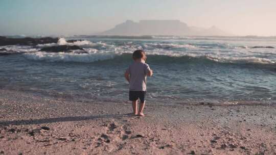 小孩子在海边玩耍