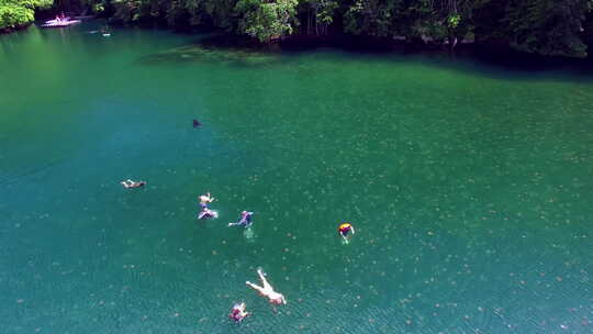俯瞰水母湖，人们在里面游泳。密克罗尼西亚