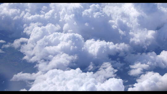 航拍飞机在云层上飞行