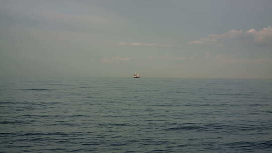 一艘船独自出海。