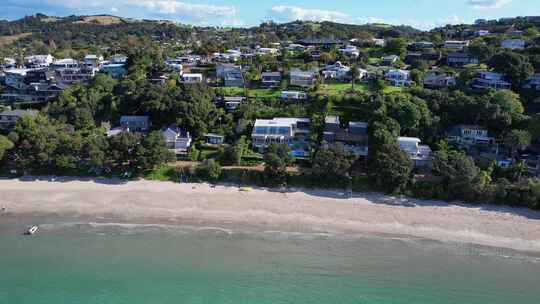 白天新西兰奥克兰大奥尼罗亚海滩的鸟瞰图—