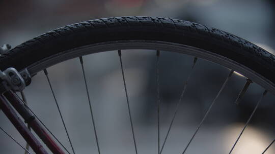 街上的自行车轮胎特写视频素材模板下载