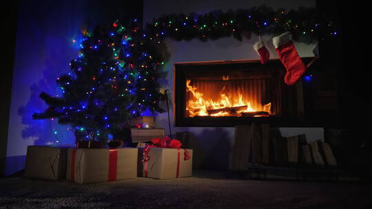 房间里的圣诞树和壁炉