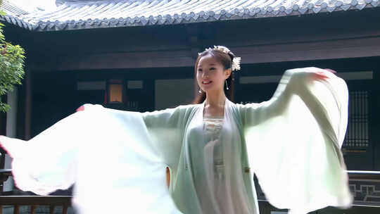 古风女子庭院起舞