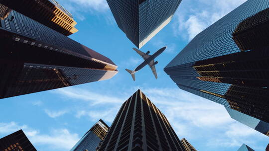 飞机空中飞过楼顶大气震撼商务镜头