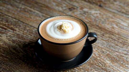 木质桌面上的一杯咖啡