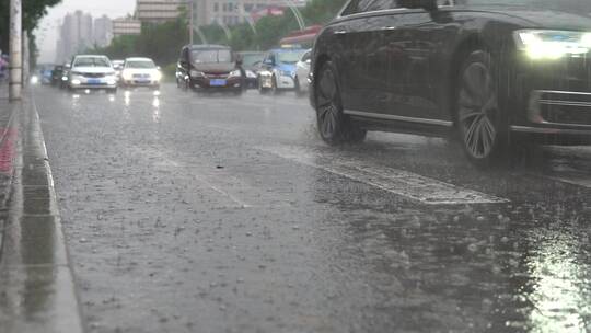 城市下雨街道车辆经过忙碌行走人们