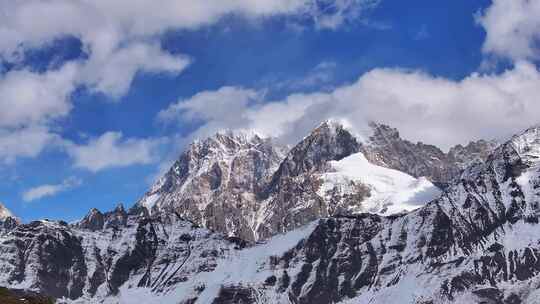 航拍垭口观看贡嘎山区雪山群峰的徒步旅行者