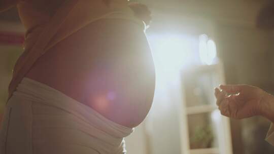 孕妇抚摸肚子特写视频素材模板下载