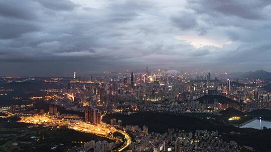 深圳梧桐山雨后云海夜景