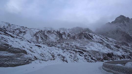 四姑娘山景区的雪山和道路