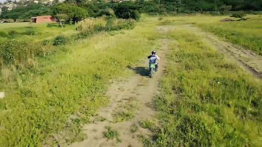 骑绿色摩托车的人在泥地区enduro越野