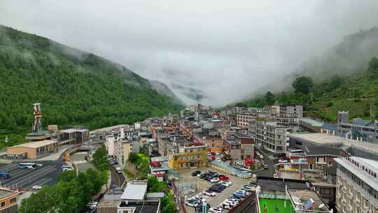 航拍四川阿坝四姑娘山特色小镇游客中心风光