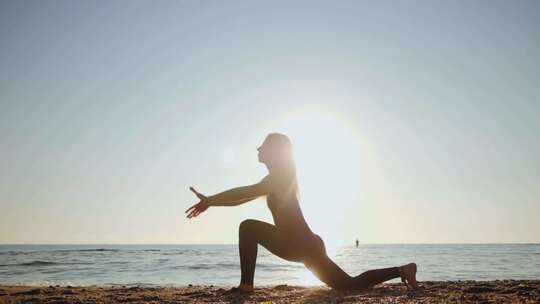 女人清晨在海边练习瑜伽视频素材模板下载
