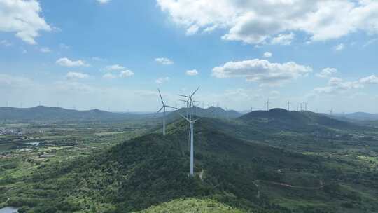 山上矗立的风力发电机群全景