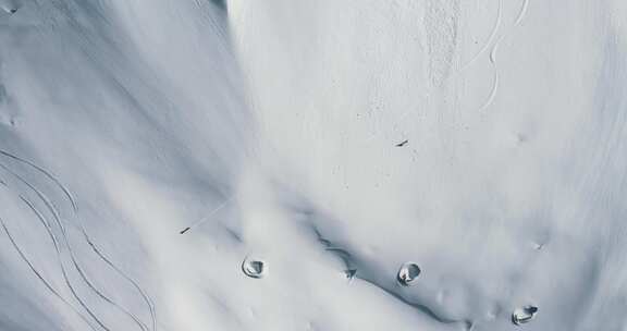 人们滑雪下山