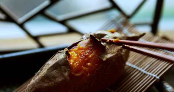 筷子夹起烤红薯 烟薯 糖心蜜薯