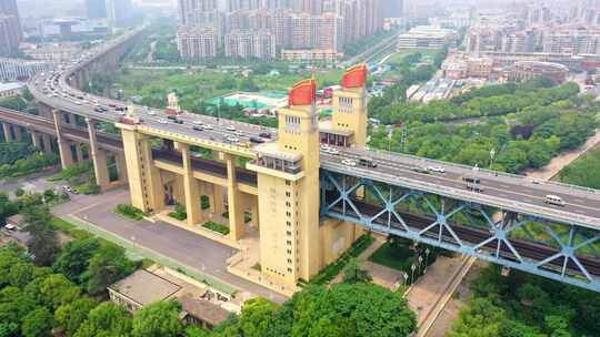 南京长江大桥日间车流轮船铁路航拍