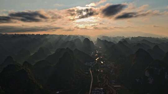 延迟航拍大山太阳升起