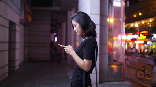 成年女性女青年市区街边看手机