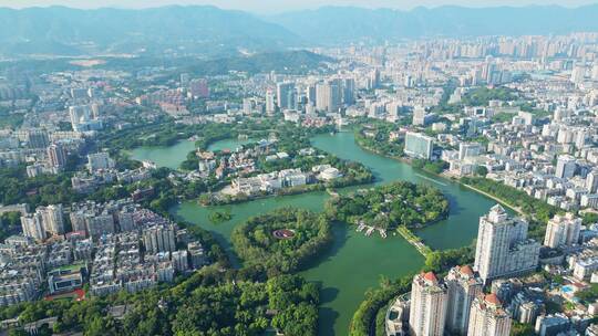 城市中湖泊与周边林立建筑的鸟瞰全景