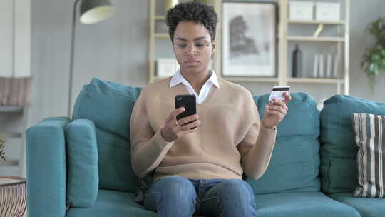 年轻人在手机上使用信用卡视频素材模板下载