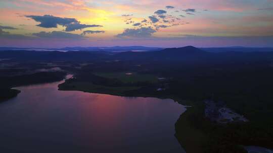 航拍夏季大兴安岭达尔滨湖日出美景