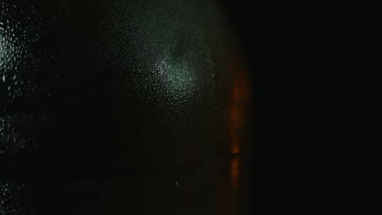 冰镇啤酒瓶表面的水珠特写