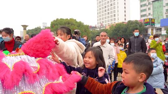 广西贺州春节舞狮