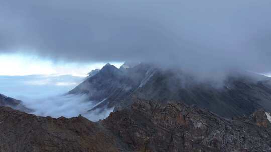 航拍四川岷山山脉雪宝顶群山云海风光