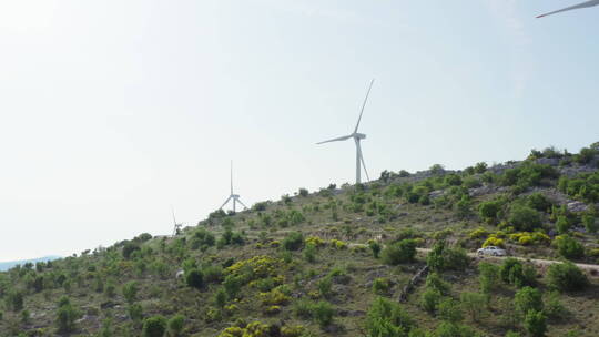 山坡上的风力发电机