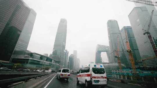 下雨天的北京商务中心