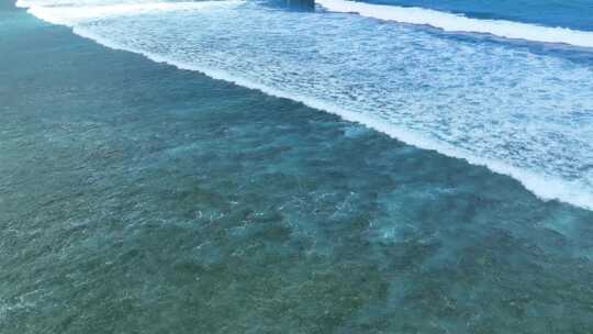 航拍下巴厘岛清澈的海水与海浪