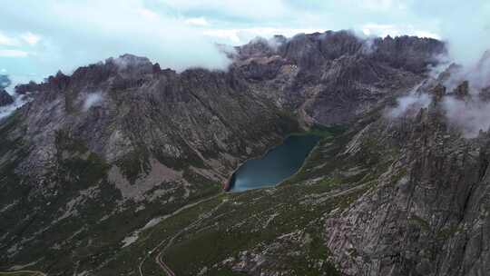 航拍川西旅游莲宝叶则高原湖泊山谷自然风景