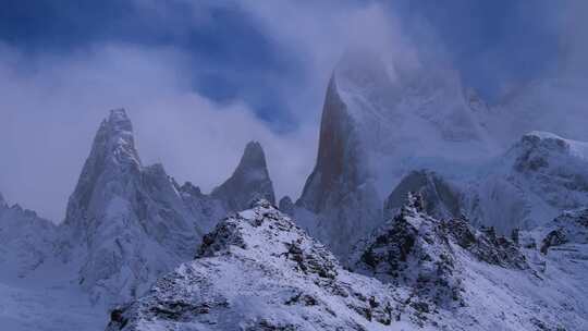 寒冷的冰川雪景