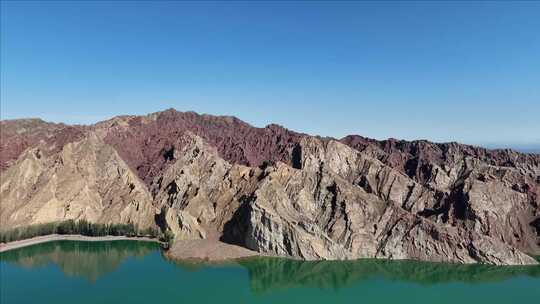 山水相映的多彩山脉自然风景