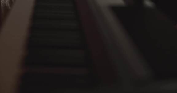 坐在键盘和原声吉他之间写作的女人