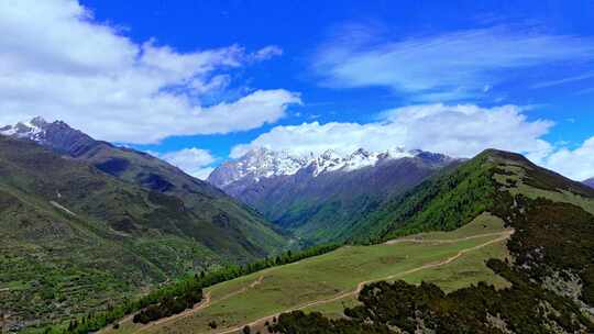 航拍四川川西夏天四姑娘山雪山蓝天白云