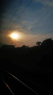 实拍 火车 窗外 夕阳 晚霞 旅途