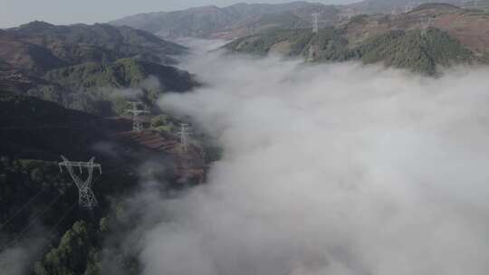 中国西部四川大凉山高原山地村庄云海航拍